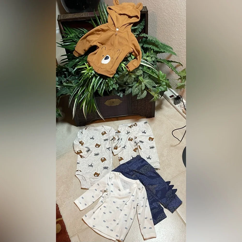 🧸 Carter’s SZ:6 Month Baby Bundle 2 outfits & 1 Bear Hoodie to Match Like New